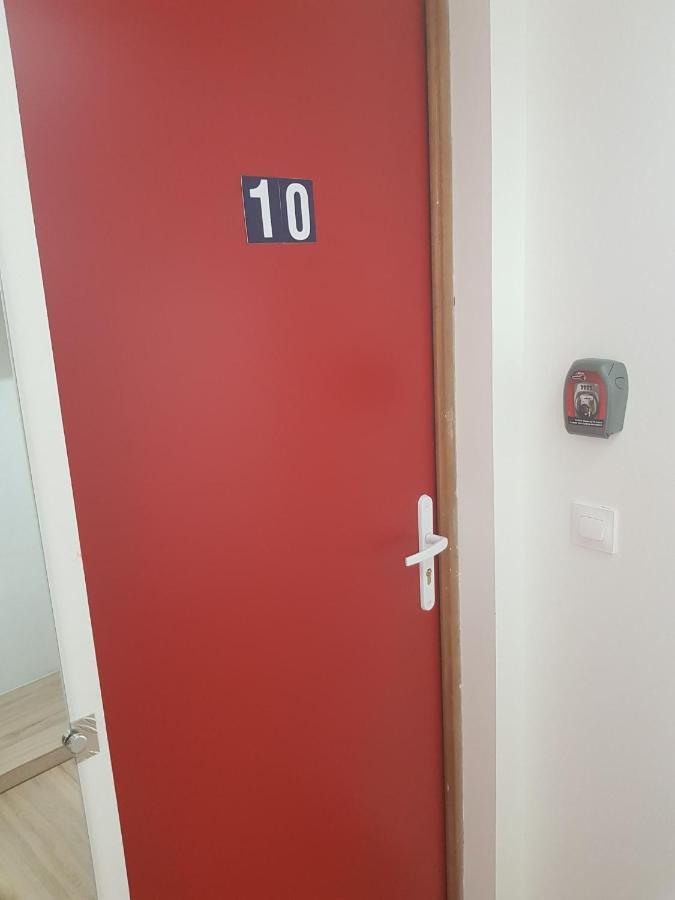 10 - Joli Studio Avec Deux Lits, Tout Equipe Pour 1, 2 Ou 3 Personnes Maximum, Vue Sur Parc Arbore, Parking Privatif Gratuit, Grand Fourgon Possible, Tout Le Linge De Maison Est Fourni Razac-sur-lʼIsle Zewnętrze zdjęcie